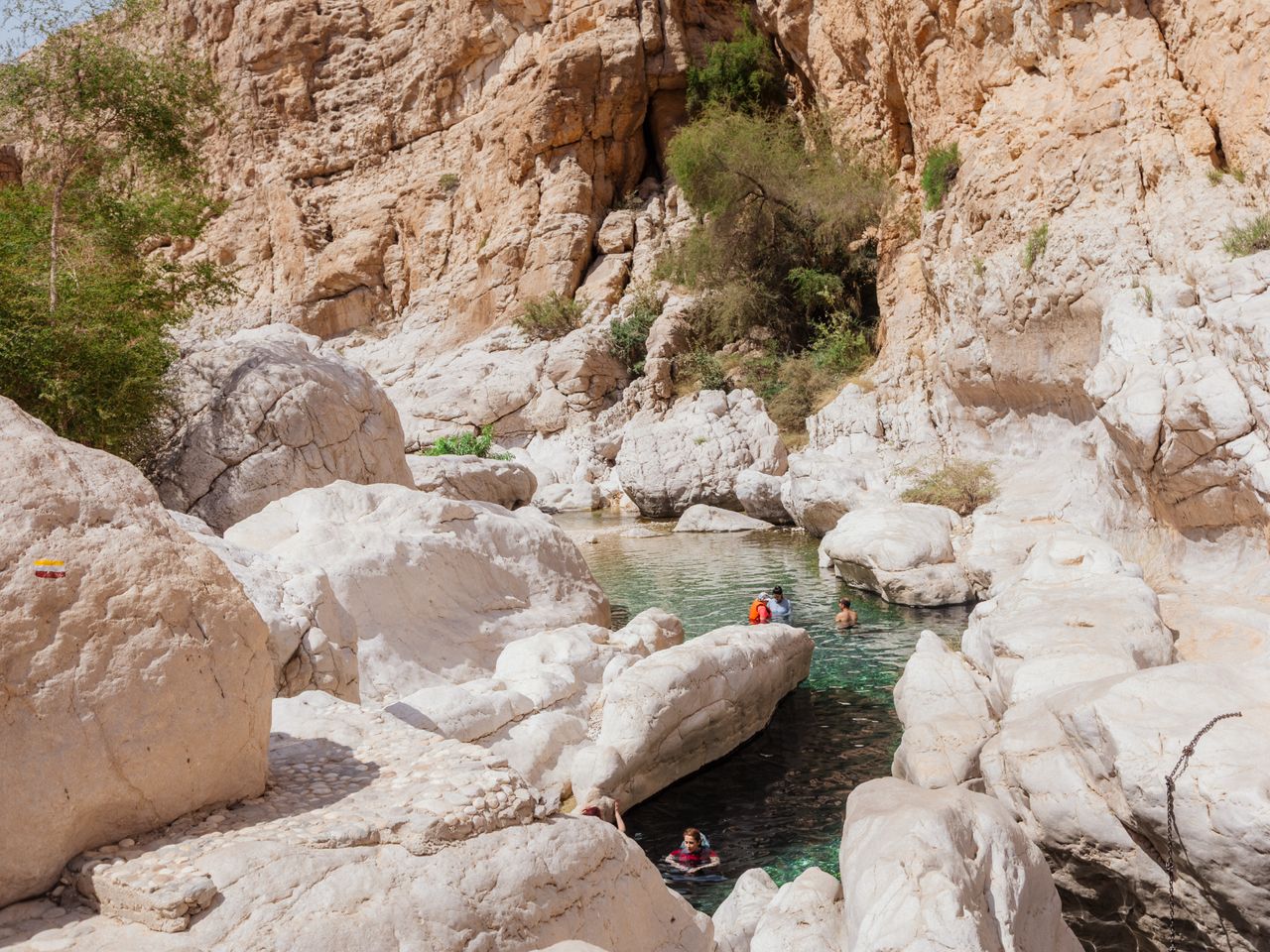 Каньон Вади Шаб и озеро Синкхол: экскурсия к природным чудесам - групповая экскурсия в Маскате на машине гида длительностью 9 часов с количеством участников до 11 человек цена экскурсии 100$