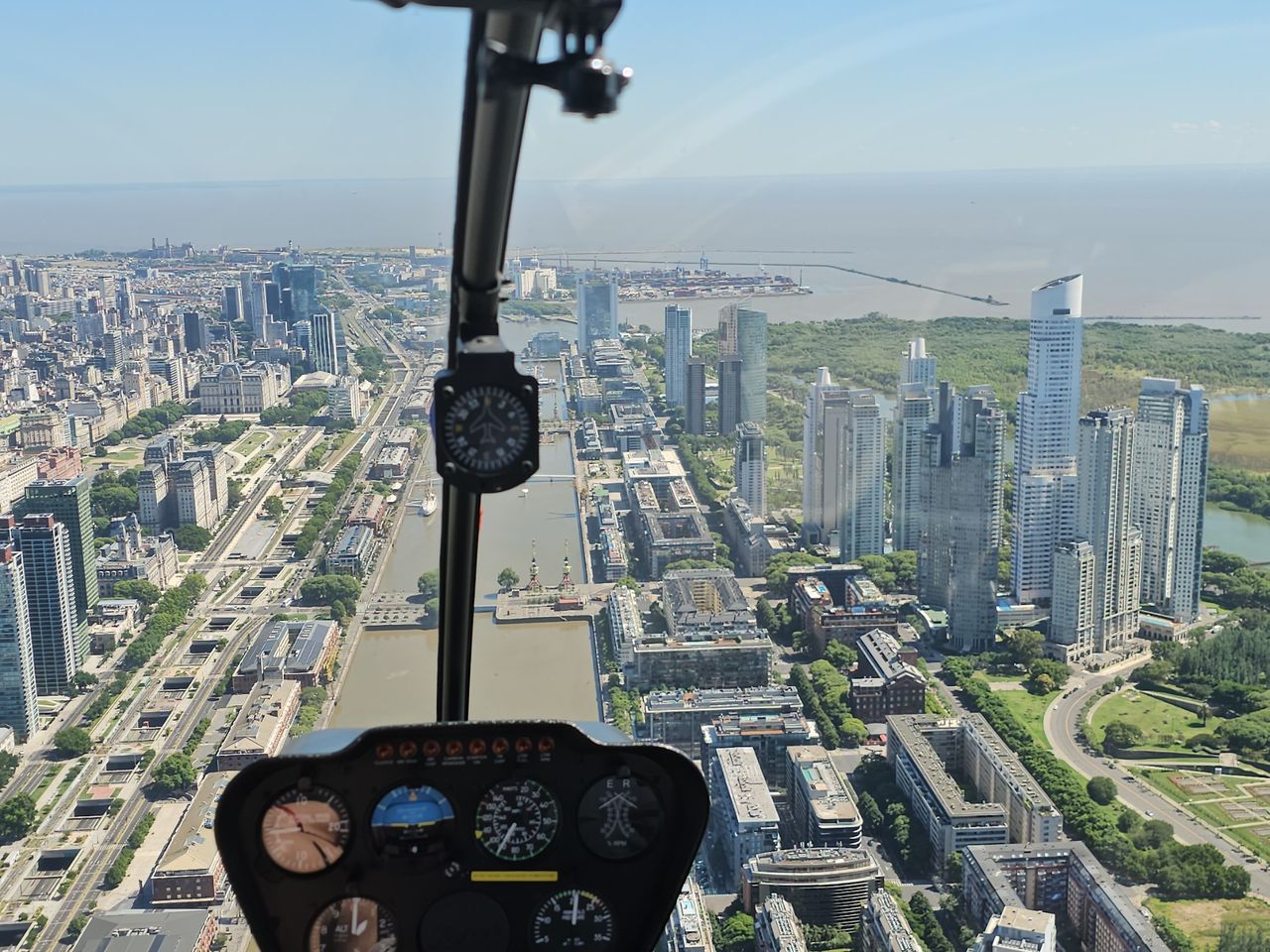 Весь Буэнос-Айрес у ваших ног: обзорная экскурсия на вертолёте - индивидуальная экскурсия в Буэнос-Айресе длительностью 2 часа с количеством участников до 2 человек цена экскурсии 1000$