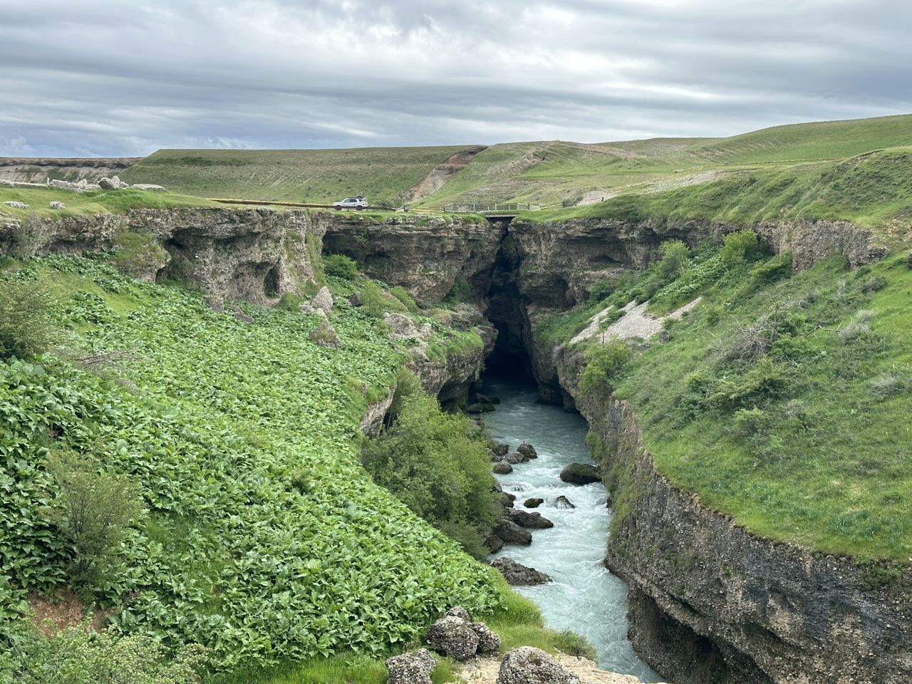Глубины Аксу: обзорная экскурсия по каньону из Шымкента - индивидуальная экскурсия в Шымкенте на машине гида длительностью 8 часов с количеством участников до 4 человек цена экскурсии 30000₽