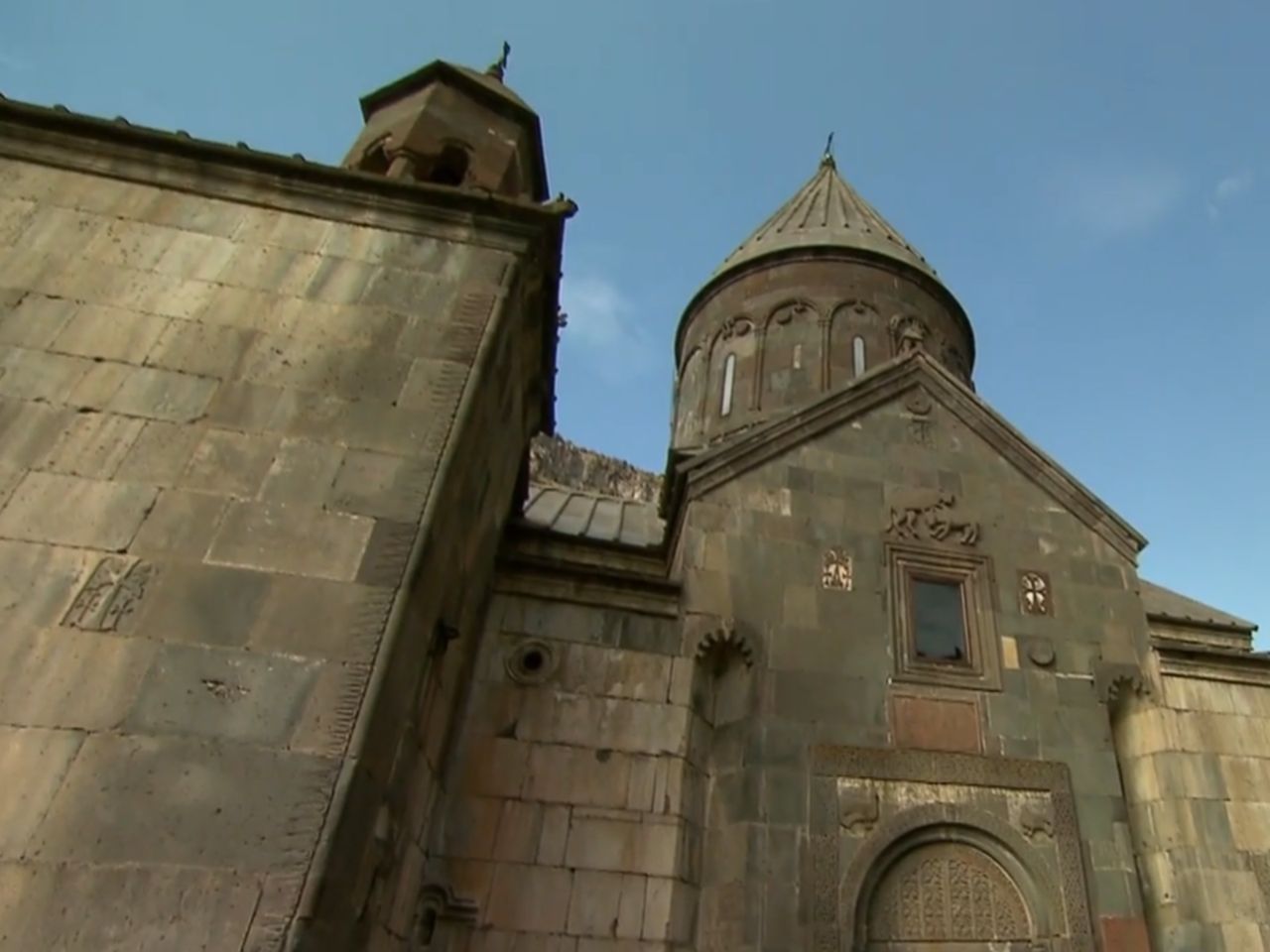 Экскурсия из Еревана "Севан – Гарни – Гегард – Симфония камней" - индивидуальная экскурсия в Ереване на машине гида длительностью 5 часов с количеством участников до 3 человек со скидкой 20% цена экскурсии 112€