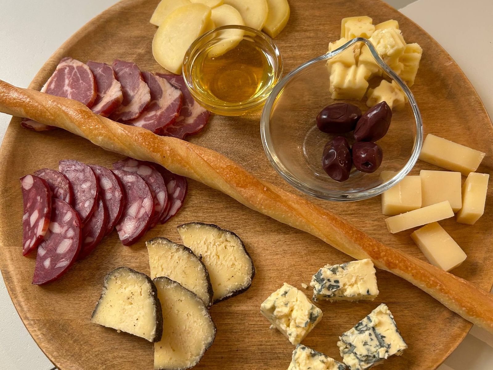 Сырная тарелка - пять видов сыров и мясные деликатесы