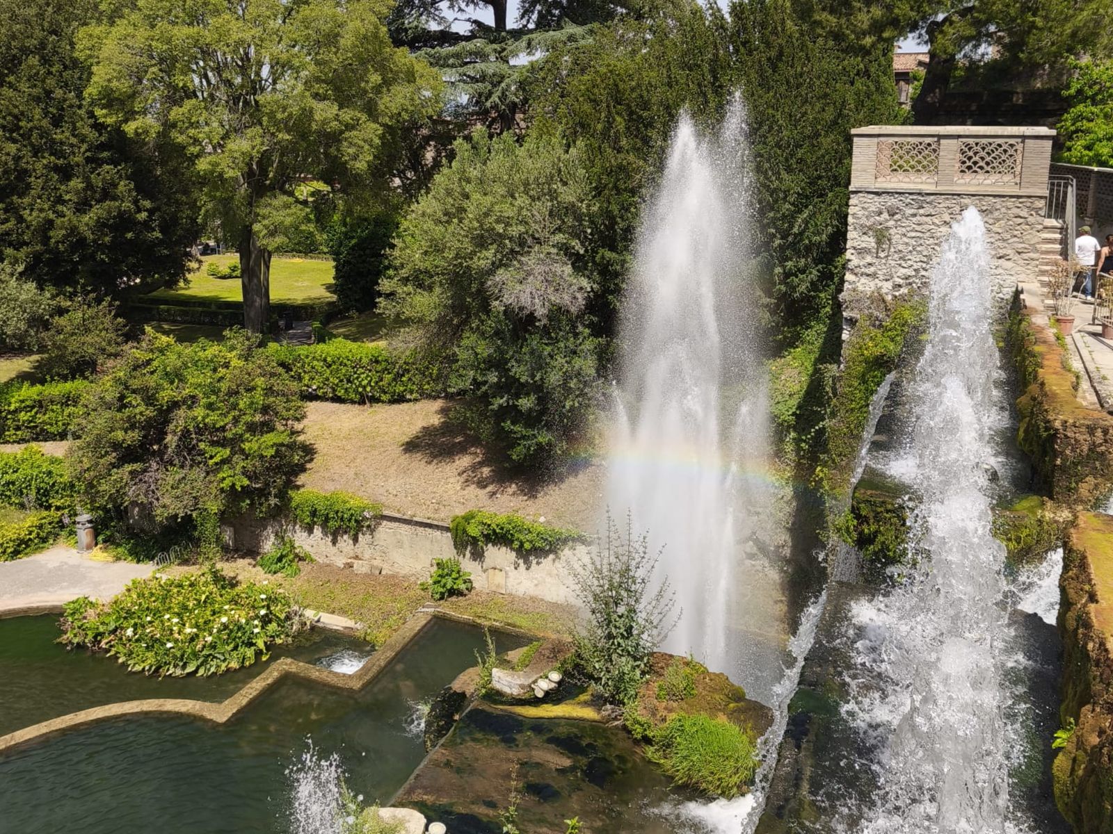 Фонтаны в саду