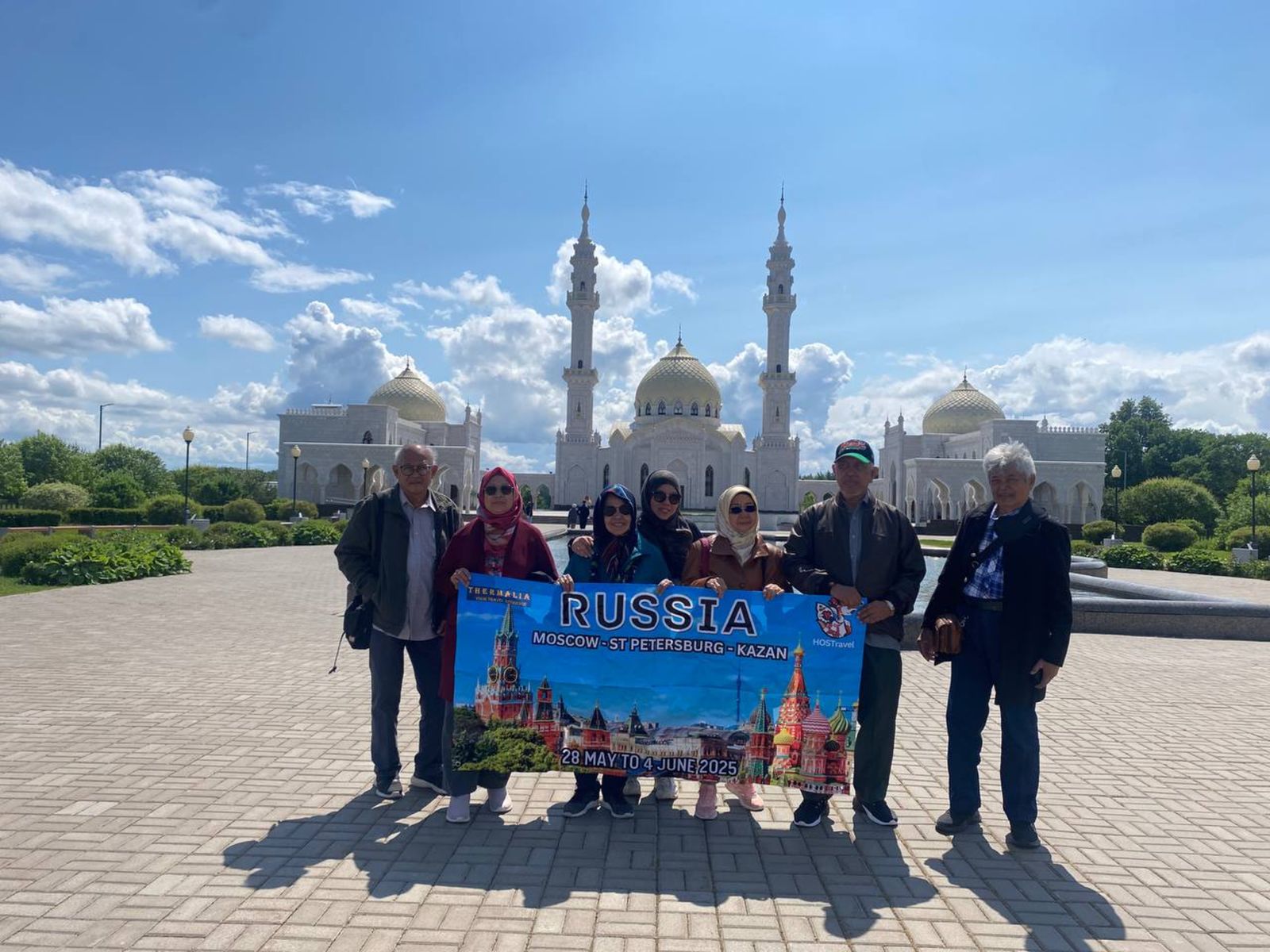 Гости из Малайзии на фоне Белой мечети