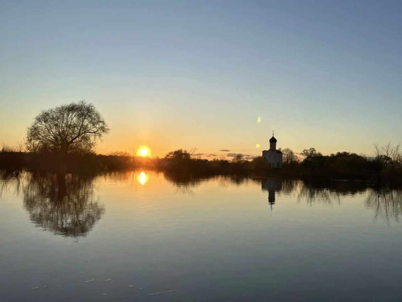 Боголюбово и церковь Покрова на Нерли – экскурсия к красоте - индивидуальная экскурсия в Боголюбове на машине гостей длительностью 3 часа с количеством участников до 8 человек цена экскурсии 6000₽
