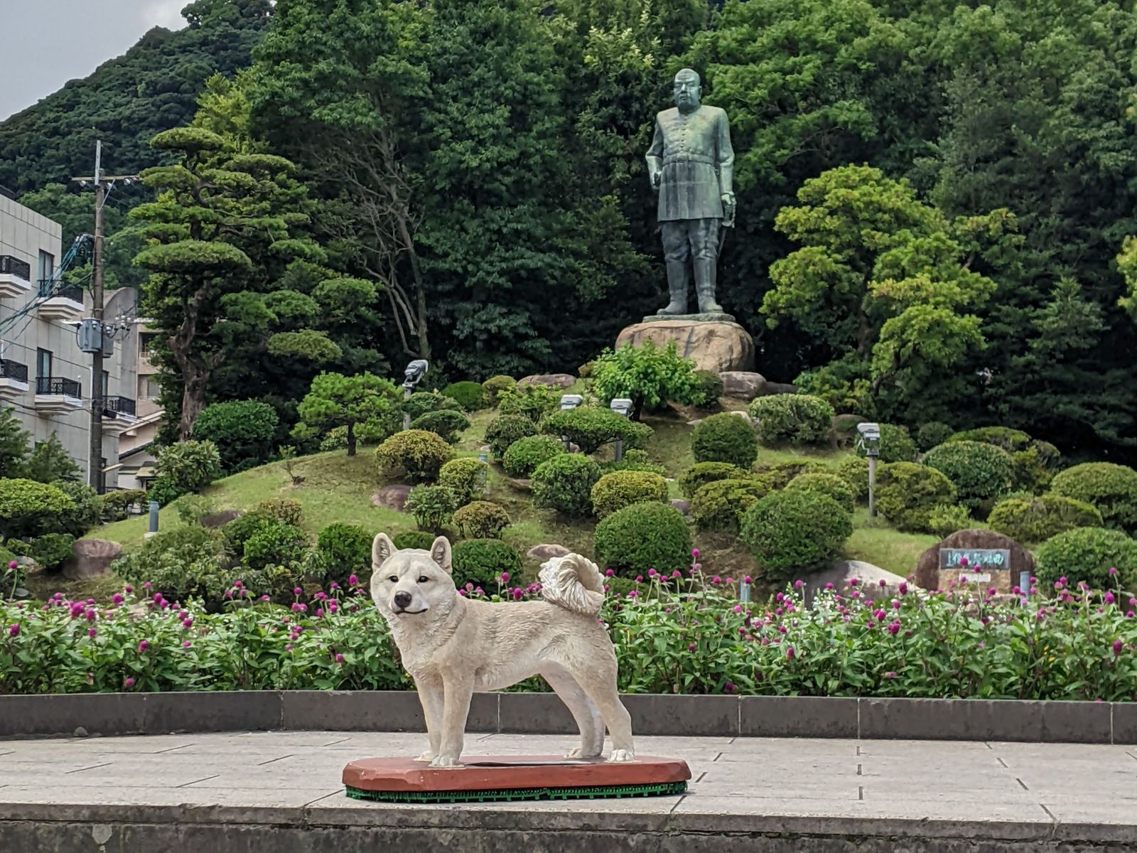Пес и памятник