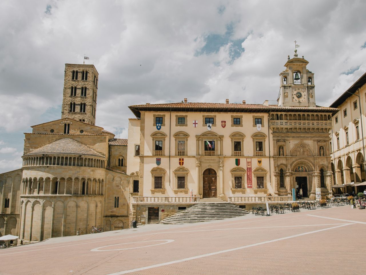 Индивидуальная обзорная экскурсия по Ареццо - индивидуальная экскурсия в Ареццо пешком длительностью 3 часа с количеством участников до 10 человек цена экскурсии 200€