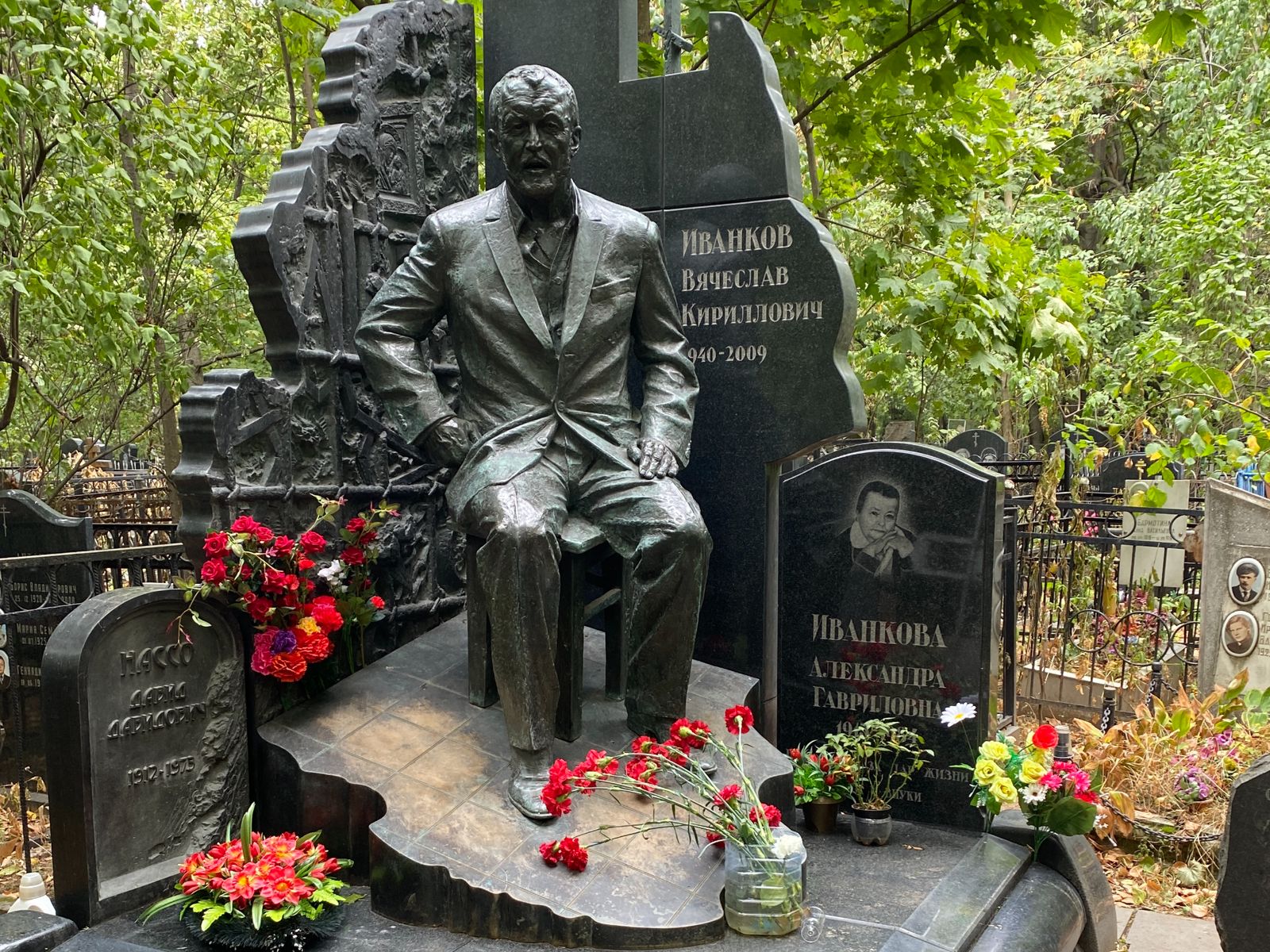 Памятник криминальному авторитету Иванькову-"Япончику"