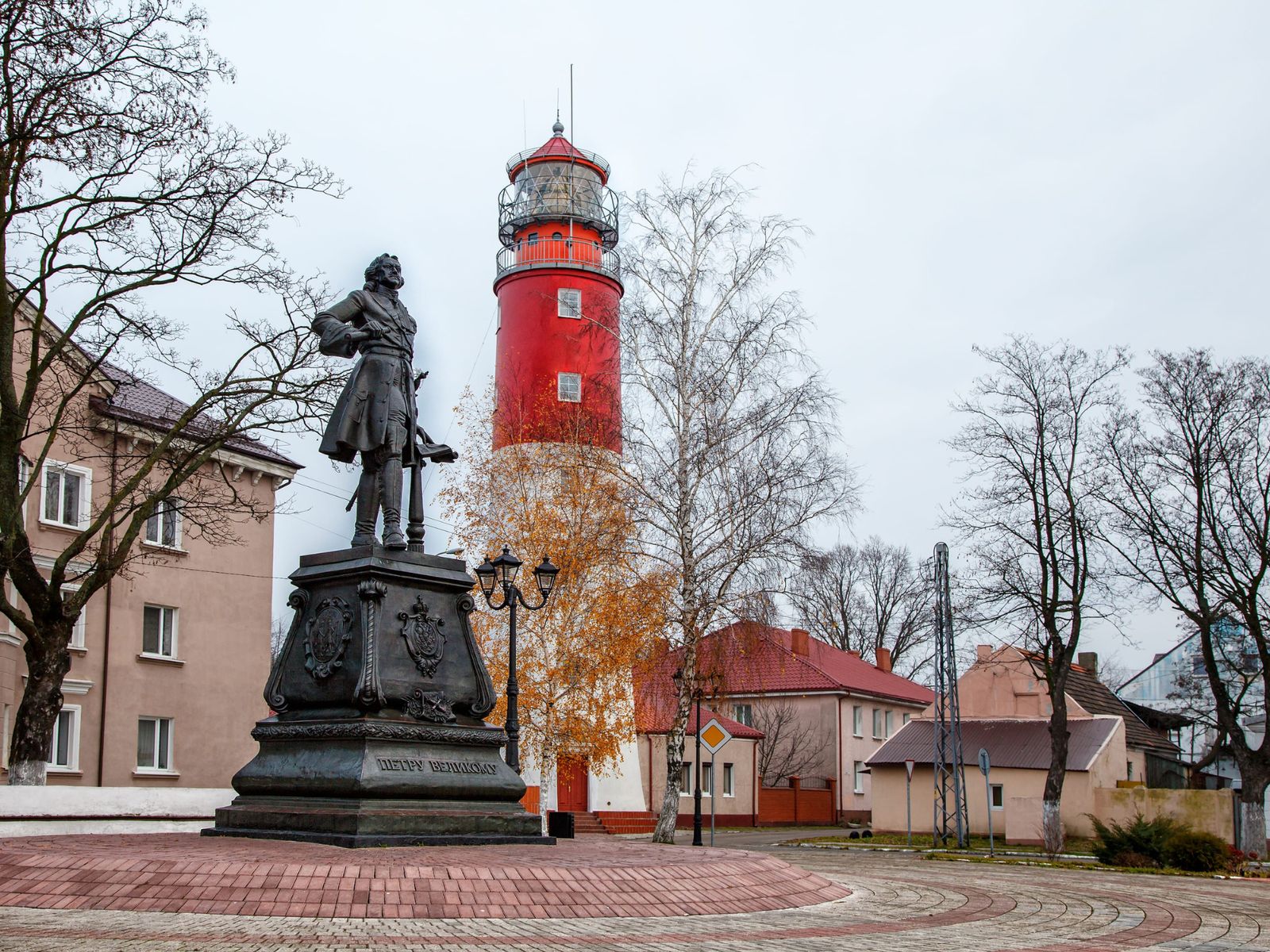 Памятник Петру и маяк