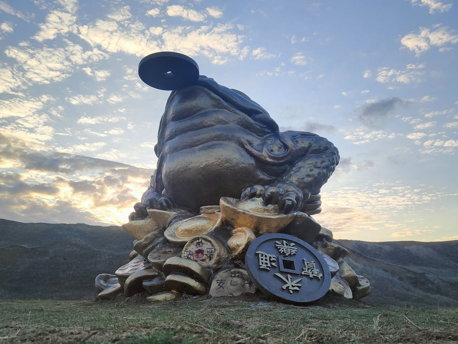 Скульптура жабы