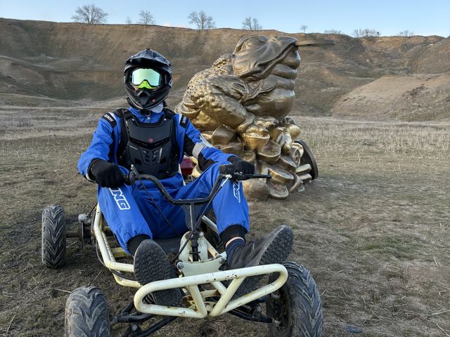 Прогулка на мини-багги по степи: в гости к трёхлапой жабе Чань Чу