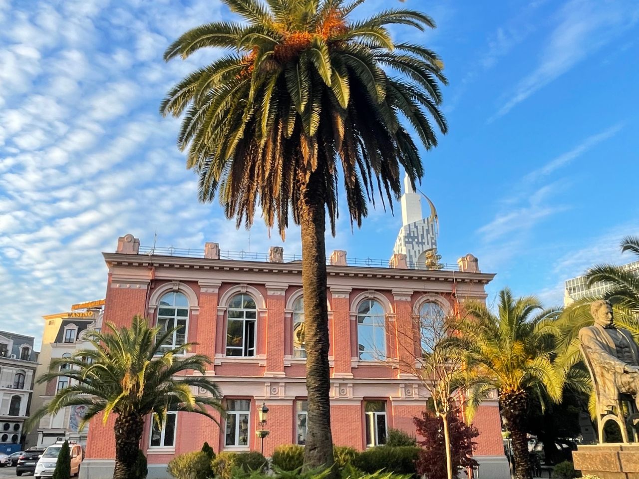 Экскурсия "Загадочная история Батуми через мифы и символы" - индивидуальная экскурсия в Батуми пешком длительностью 2 часа с количеством участников до 5 человек цена экскурсии 43€