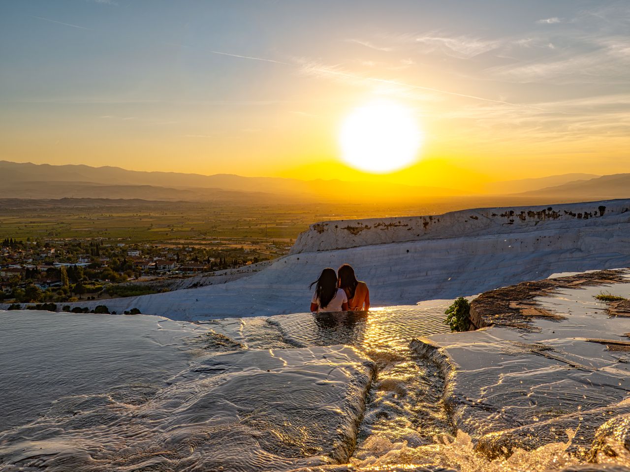 Вечерний Памуккале — шарм заката на групповой экскурсии из Кемера - групповая экскурсия в Кемере на автобусе длительностью более 12 часов с количеством участников более 20 человек цена экскурсии 75€
