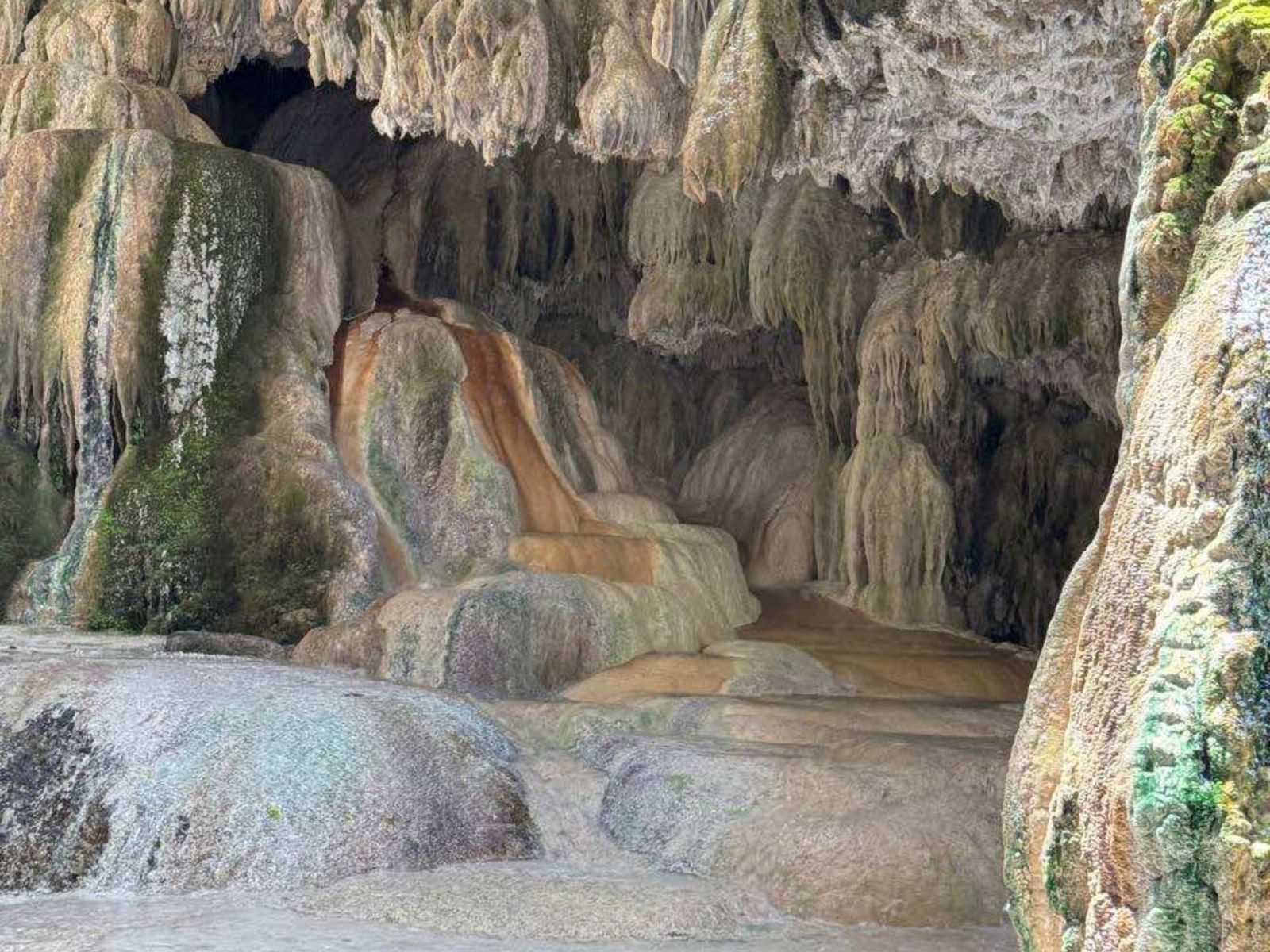 Природный мост длиной около 30 метров