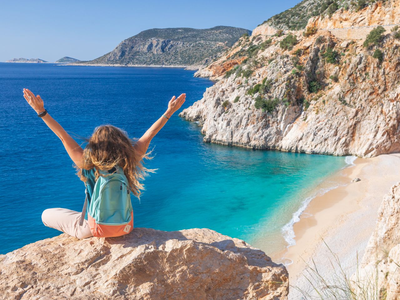 Поездка из Кемера в город Каш и на пляж Капуташ (без яхты) - групповая экскурсия в Кемере на автобусе длительностью 11 часов с количеством участников более 20 человек цена экскурсии 35€