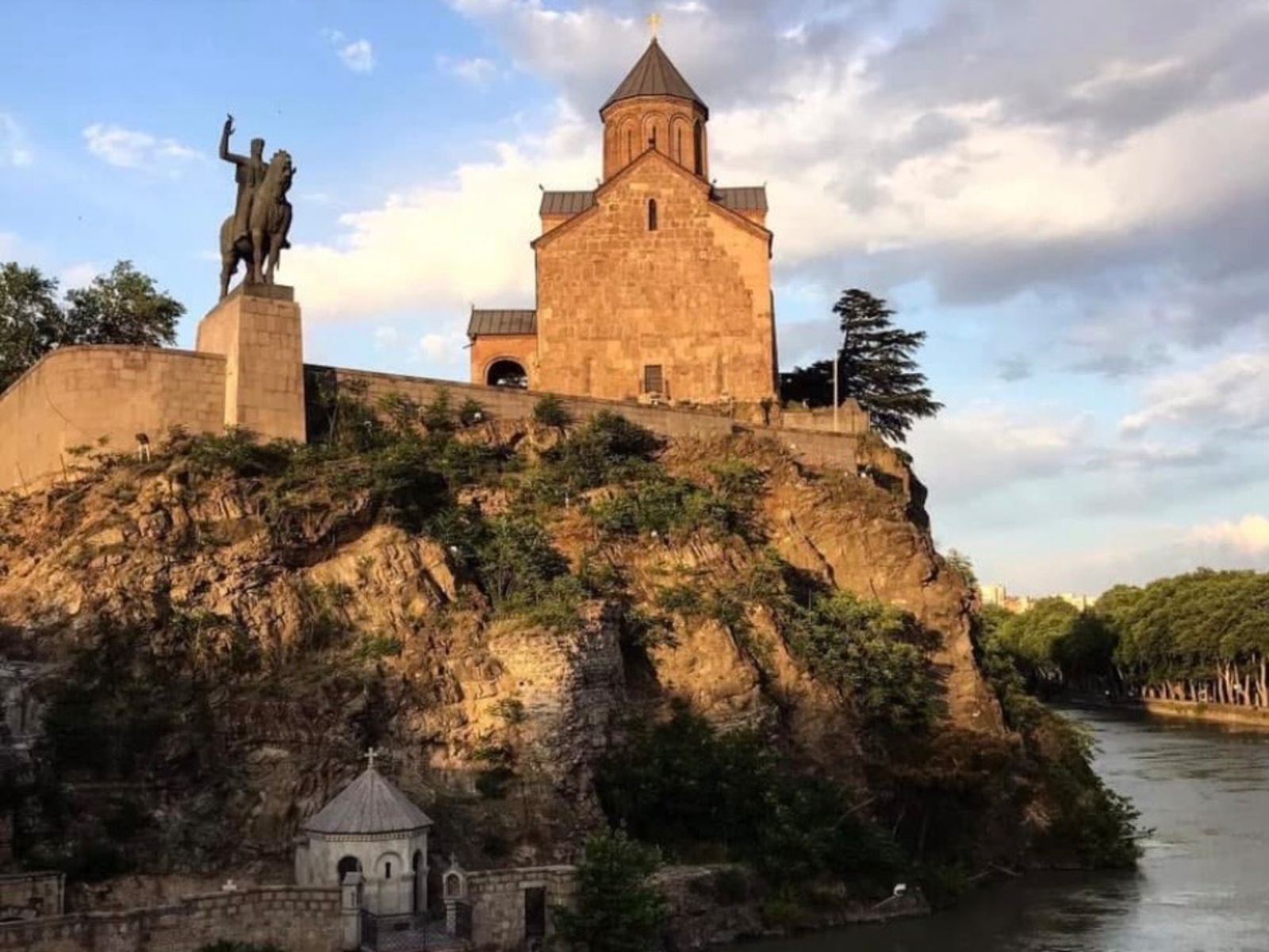 Метехская скала на реке Кура