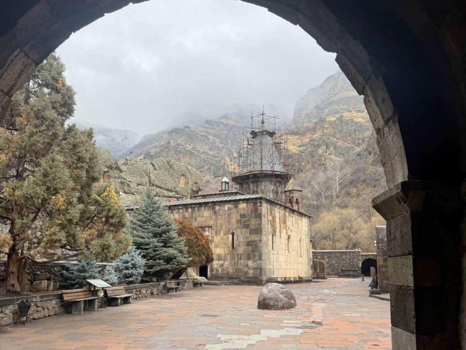 Монастырский комплекс Гегард, также употребляется старое название Айриванк («пещерный монастырь»)