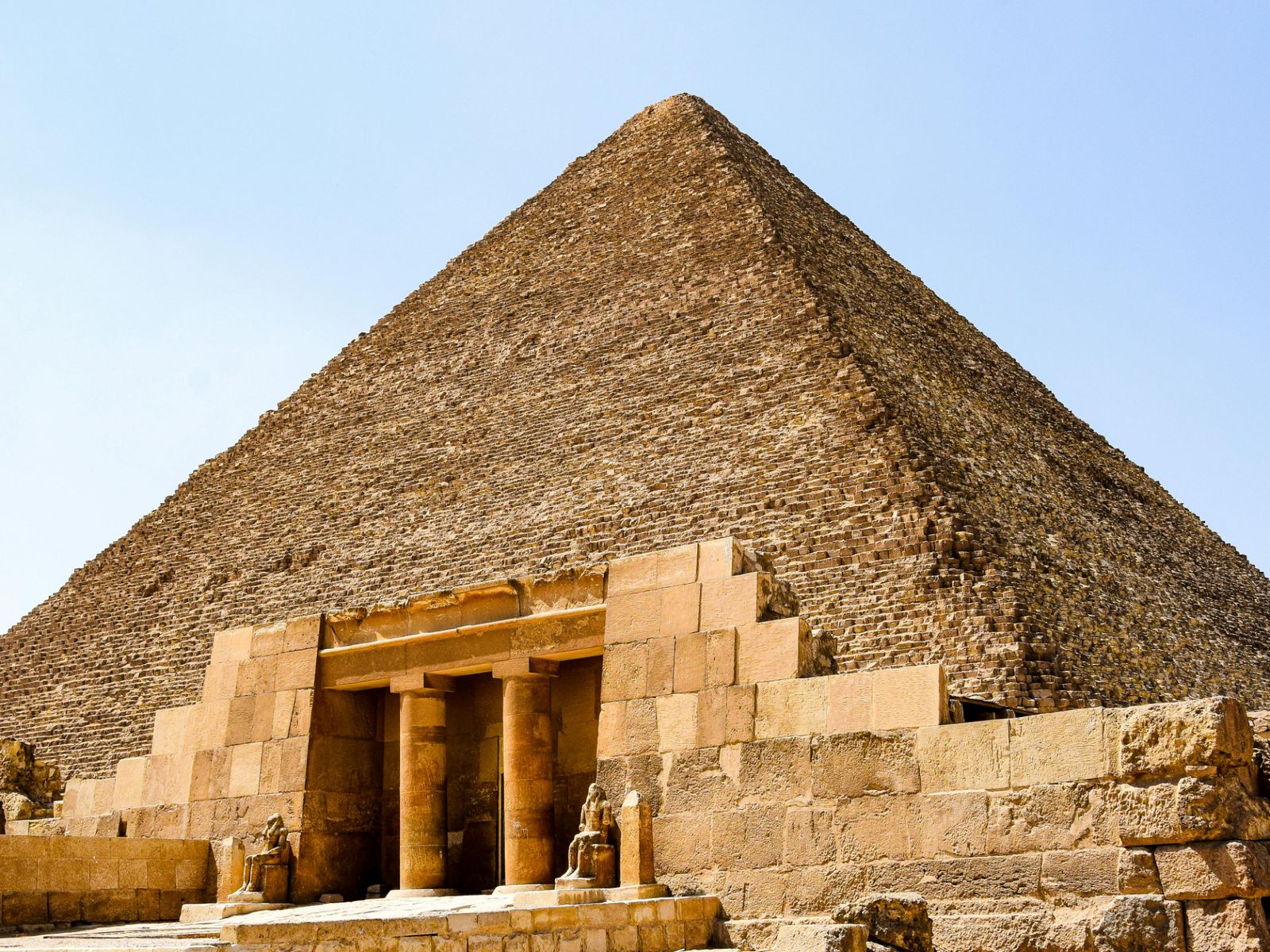 Вход в пирамиду