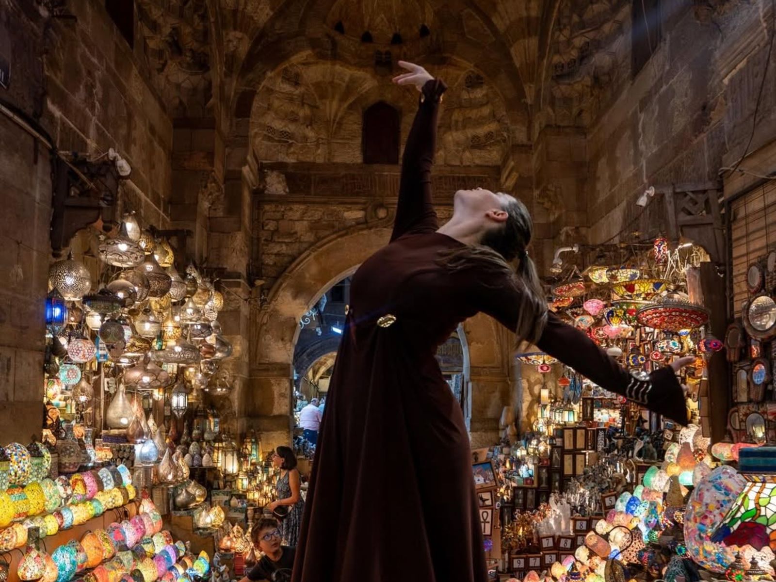 На фоне сувениров