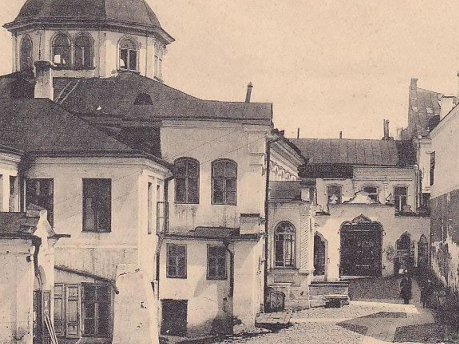 Синагогальный двор 