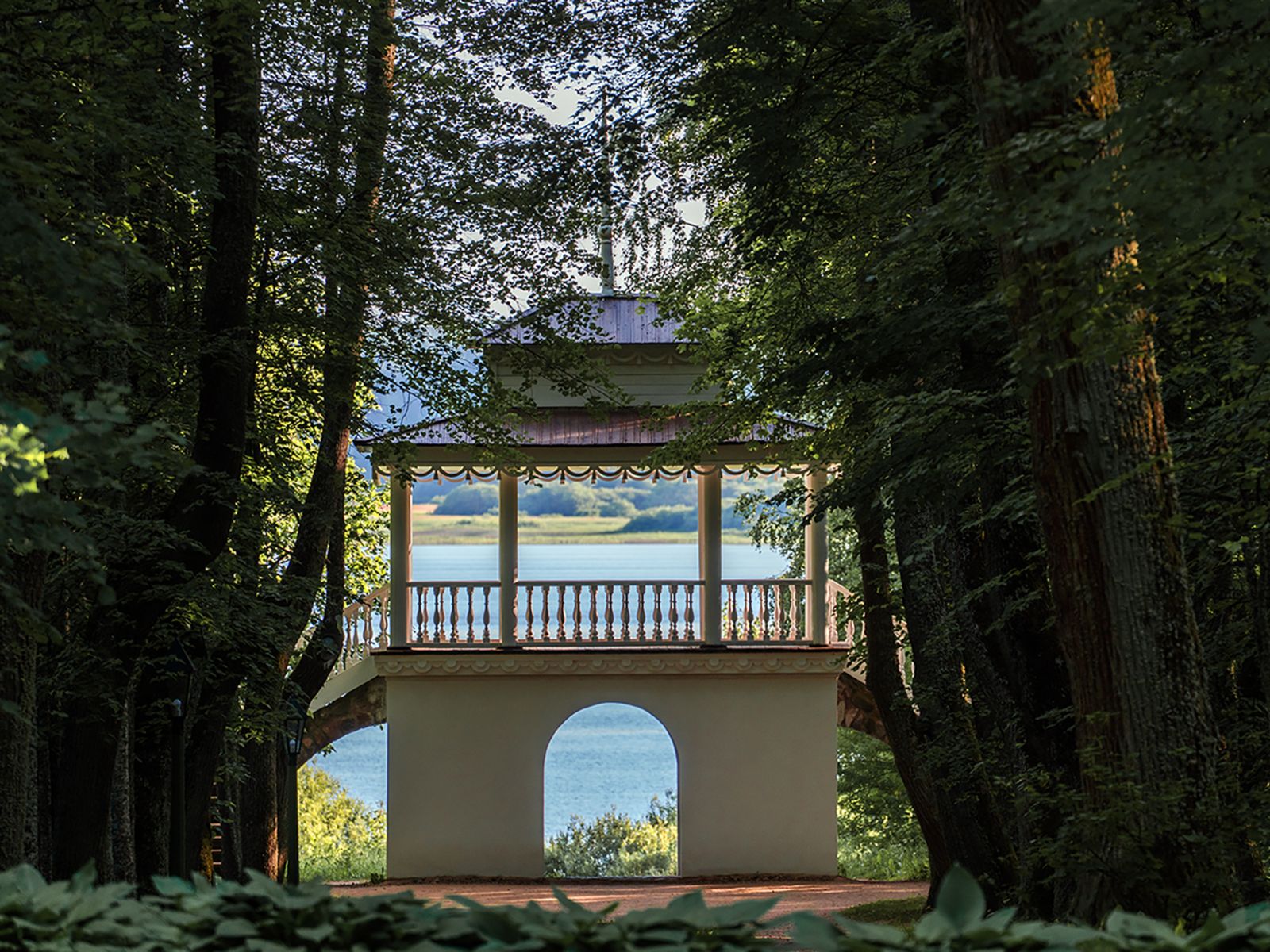 Усадьба "Петровское", беседка на берегу озера Кучане