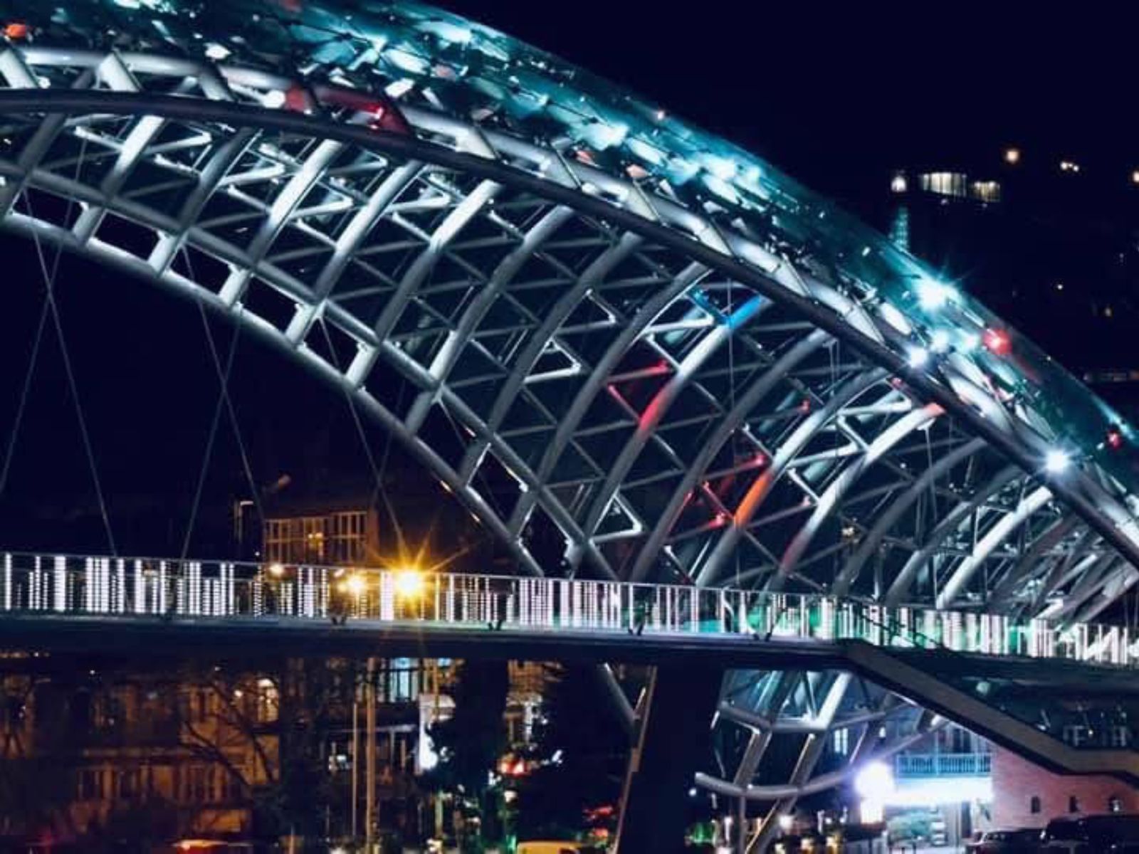 Мост Мира - огни ночного города