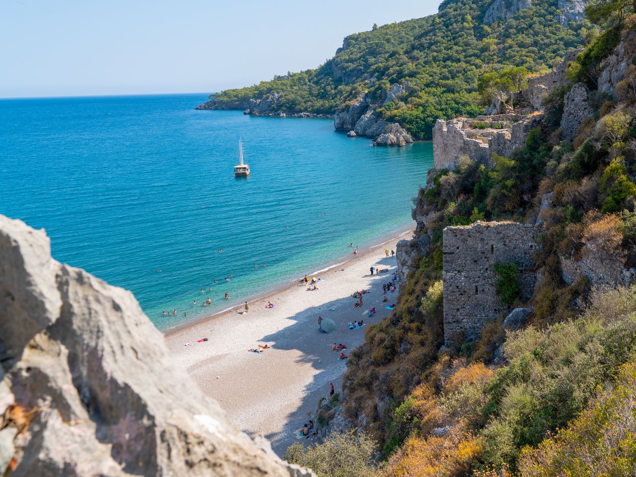 Экскурсия из Кемера к горе Янарташ, пляжу и древнему Олимпосу - групповая экскурсия в Кемере на автобусе длительностью 4 часа с количеством участников более 20 человек цена экскурсии 35€