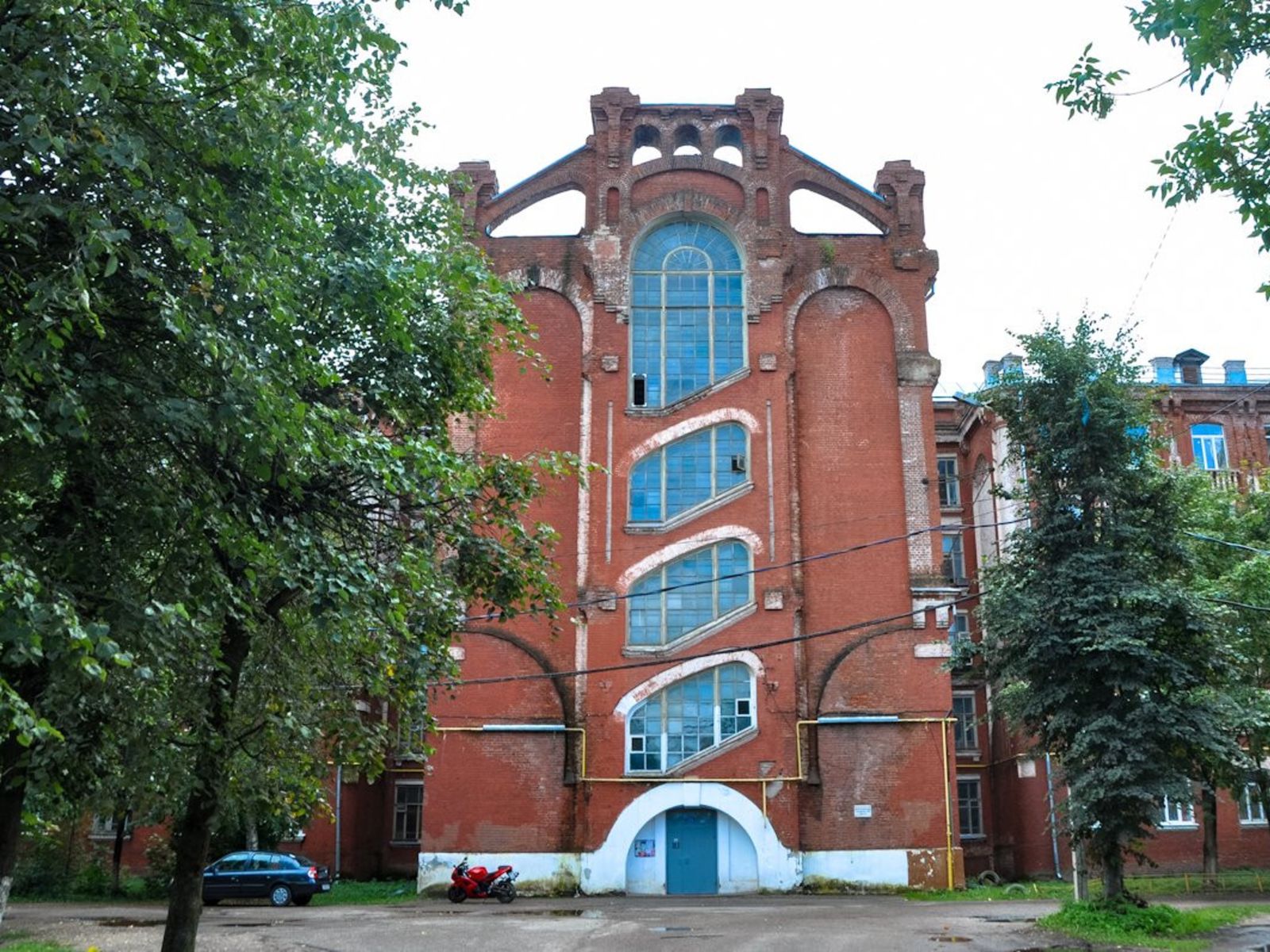 "Шагающие окна" на фасаде