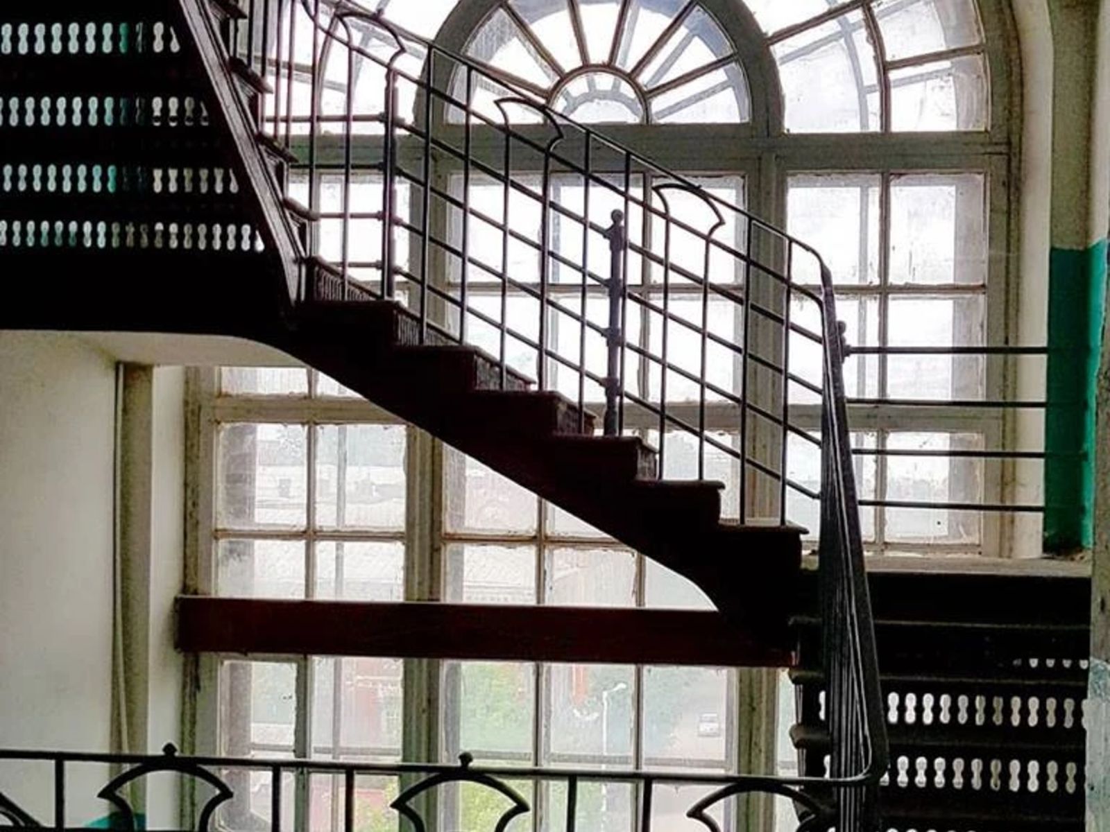 Чугунная оригинальная лестница и роскошное окно (парадная Дома инженеров)