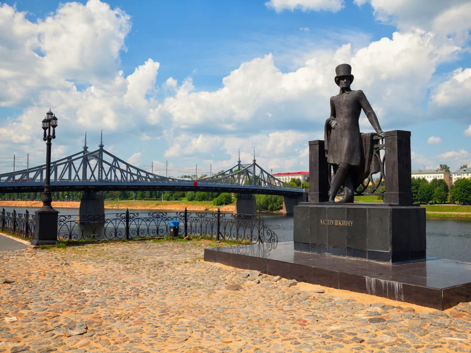 Памятник Пушкину в Горсаду на фоне Старого моста