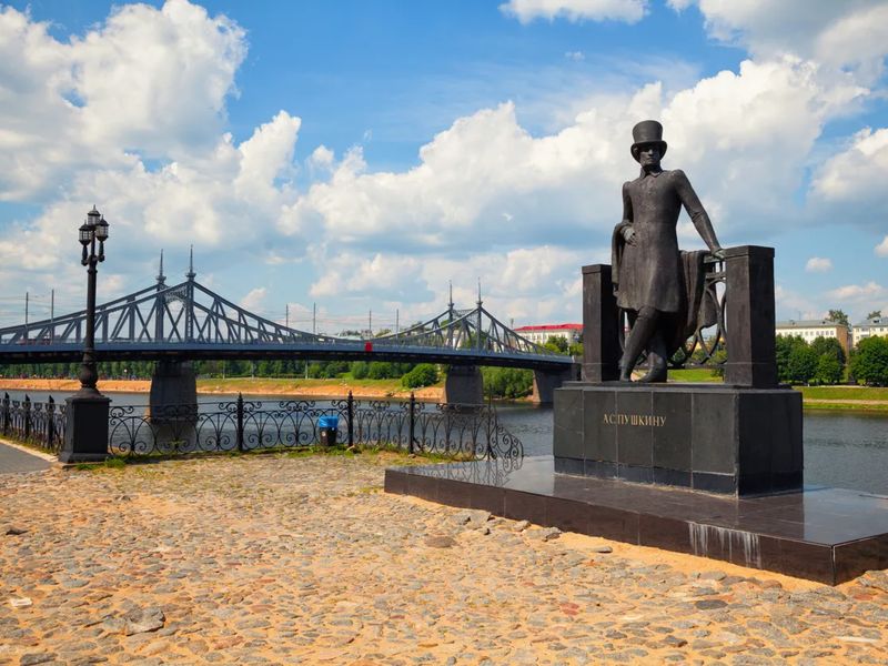 Памятник Пушкину в Горсаду на фоне Старого моста