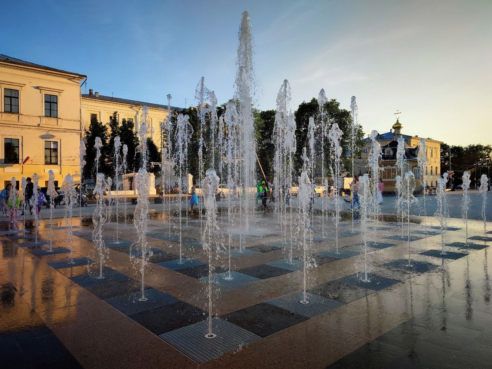 Фонтан на Соборной площади возле дворца