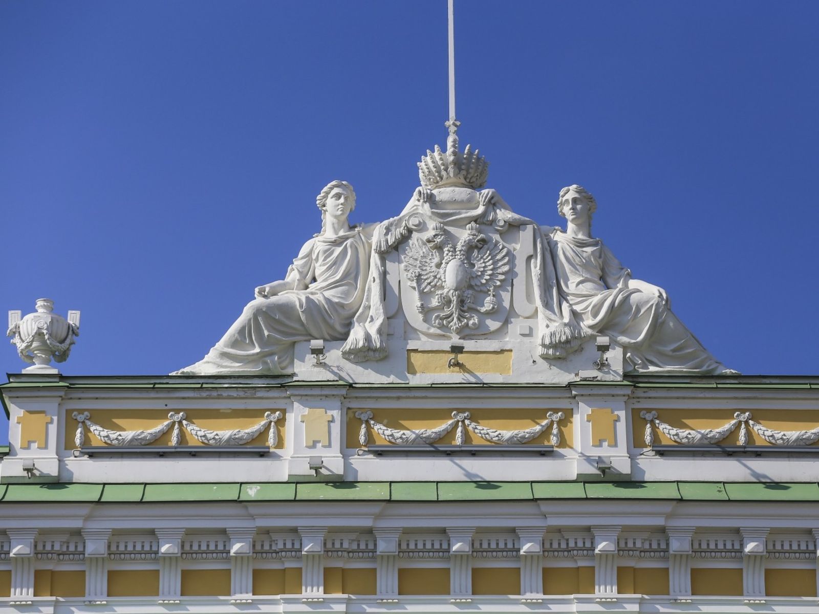 Скульптурная композиция на аттике Императорского дворца