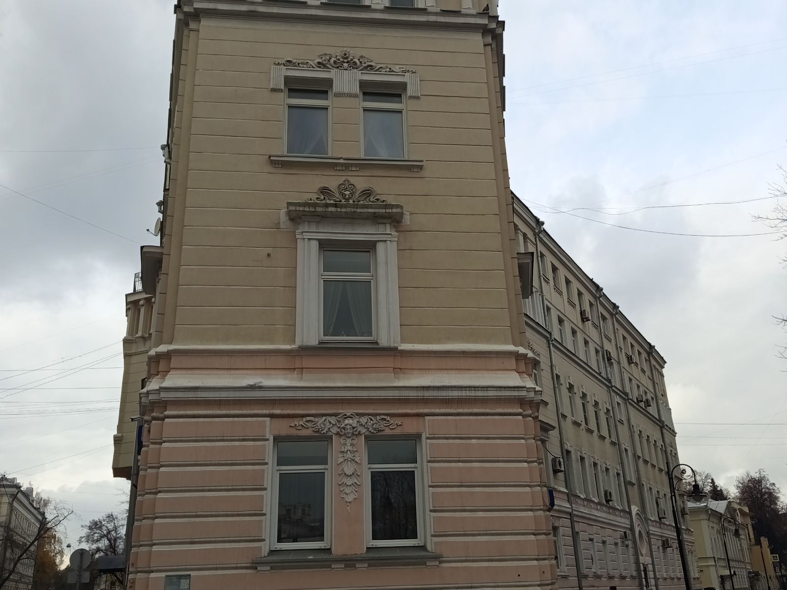 Дом-утюг (доходный дом братьев Армянских)