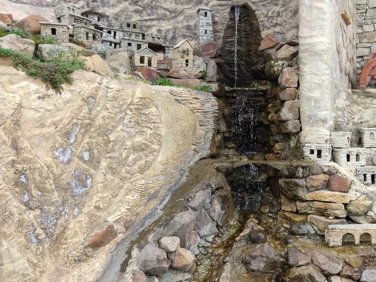 Еще один искусственный водопад в виде горного аула 