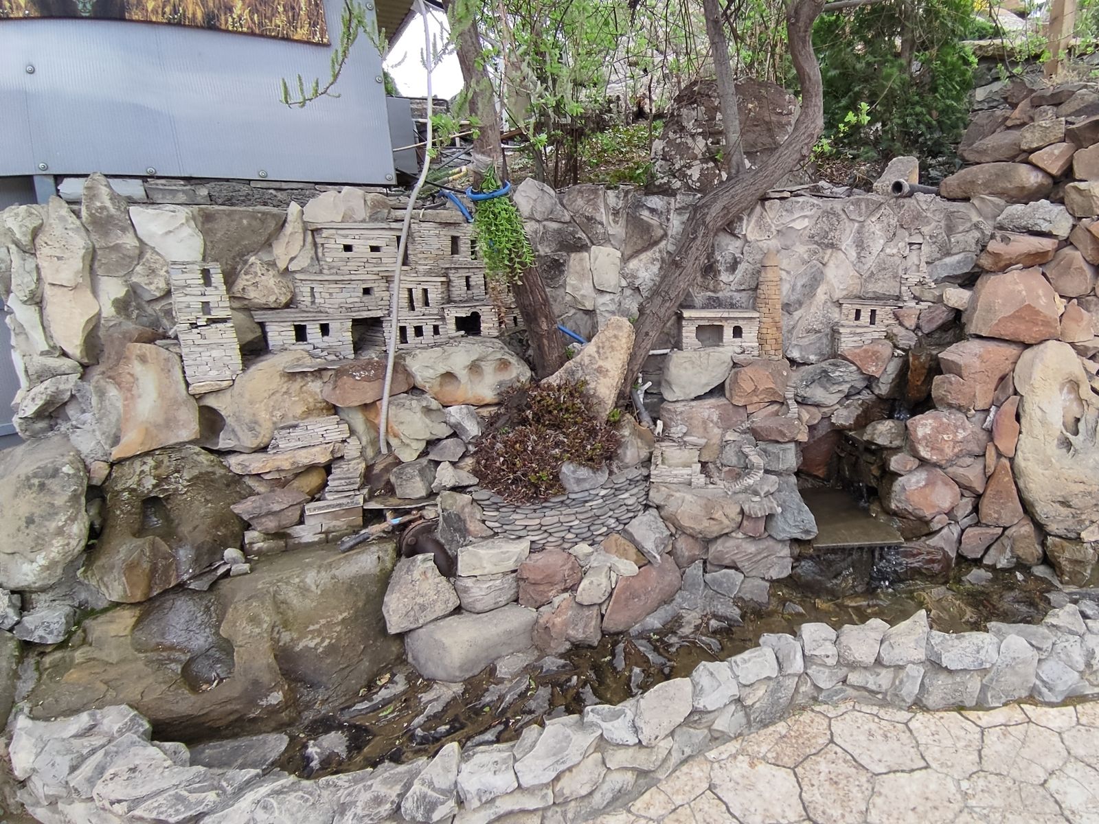 Инсталляция "Горный аул" на берегу р. Сулак