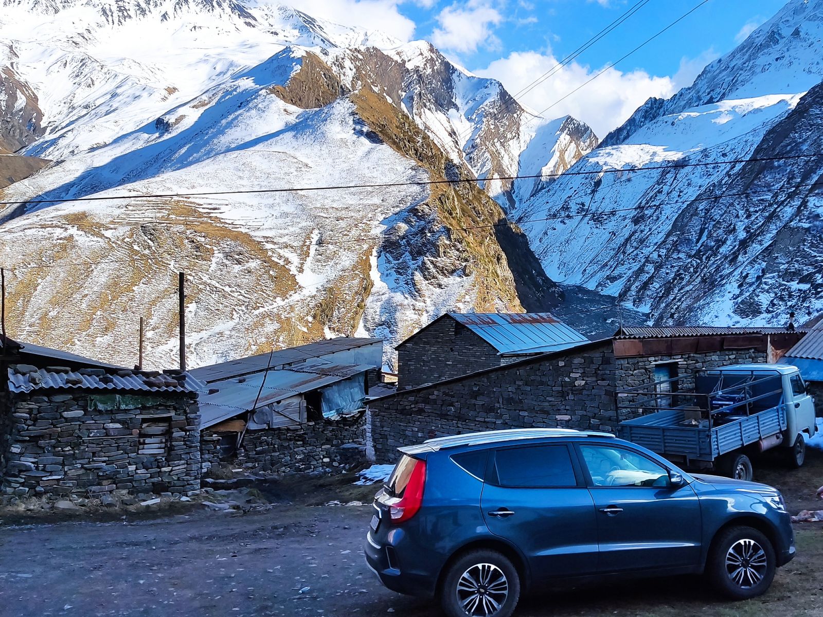 Только приехали в аул Гдым. Даже не разгрузились - сразу за телефон