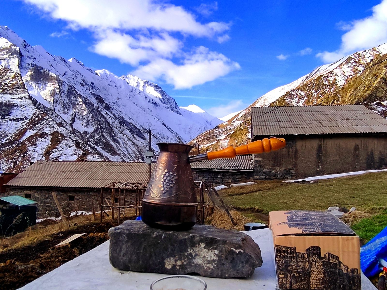 Пьем кофе во дворике: чистейший воздух, живописная картина