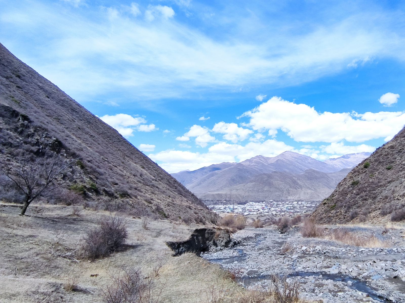 На дальнем плане - село Зрых. От него пешком идем к водопаду