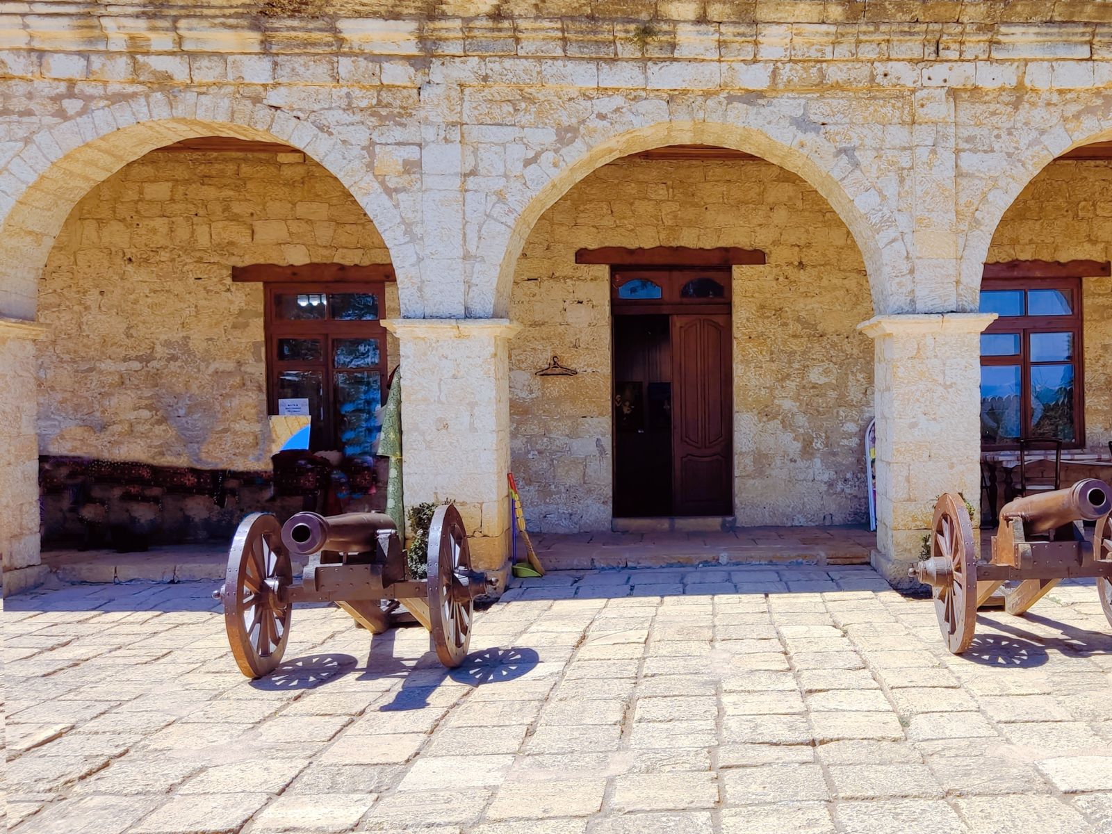 Гауптвахта крепости Нарын-Кала: каменные арки, старинные пушки — эхо былых времён