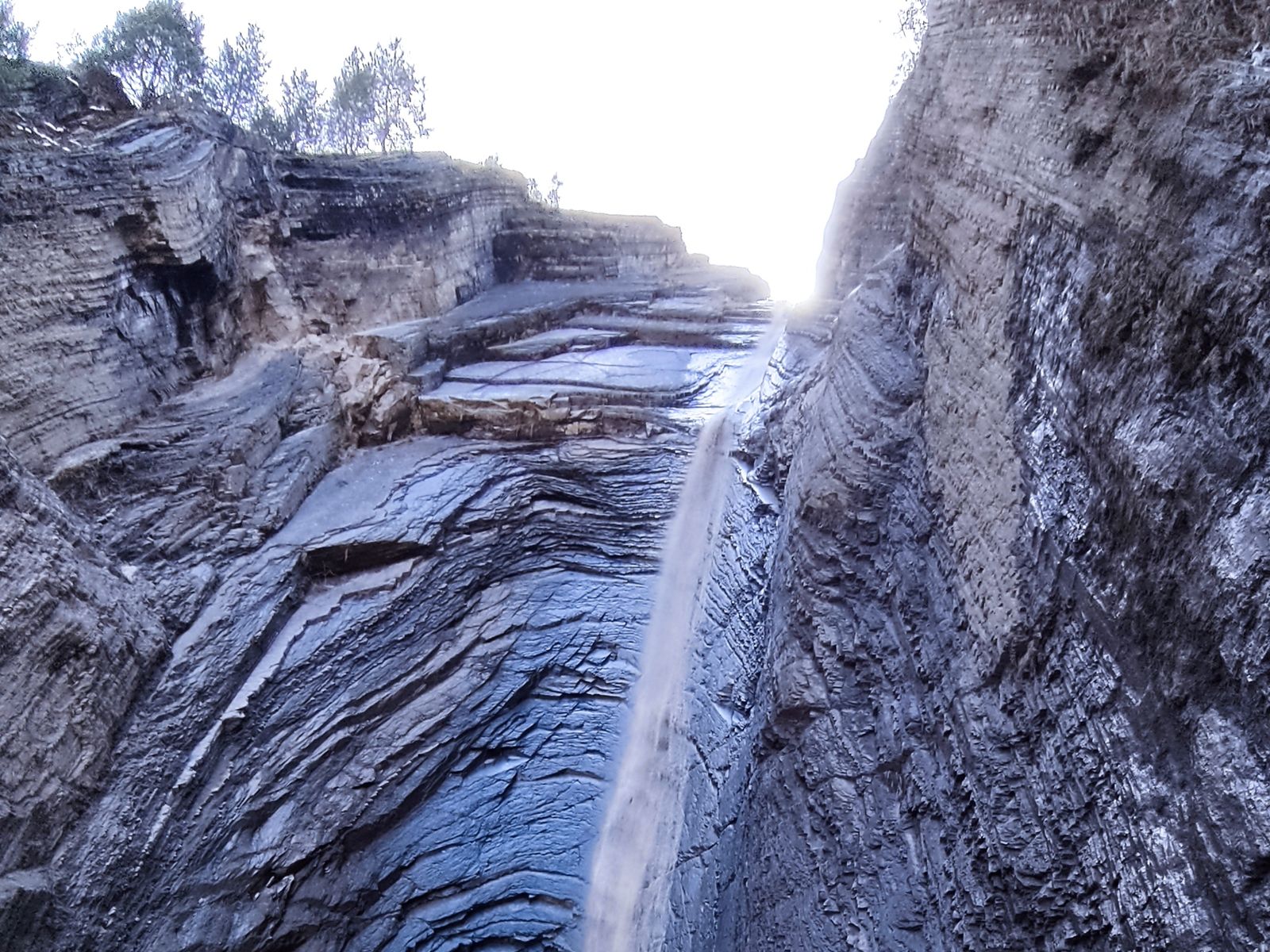 Фото водопада никак не передает ту атмосферу, которая царит вокруг, его шум заглушает все звуки рядом