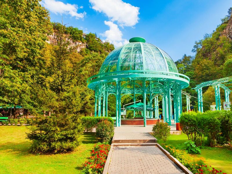 Экскурсия в пещерный город Вардзия, крепость Рабат и Боржоми - групповая экскурсия в Тбилиси на автобусе длительностью более 12 часов с количеством участников до 18 человек со скидкой 5% цена экскурсии 38€