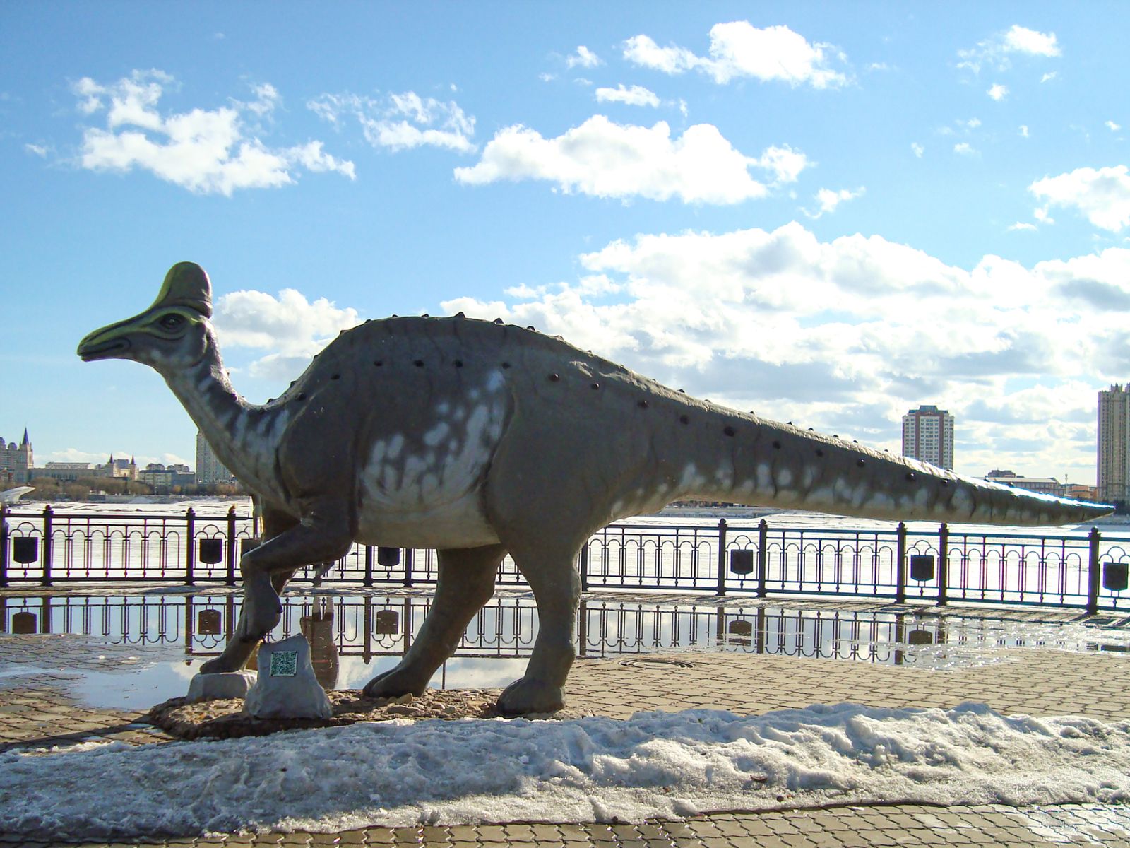 Скульптура амурозавра 