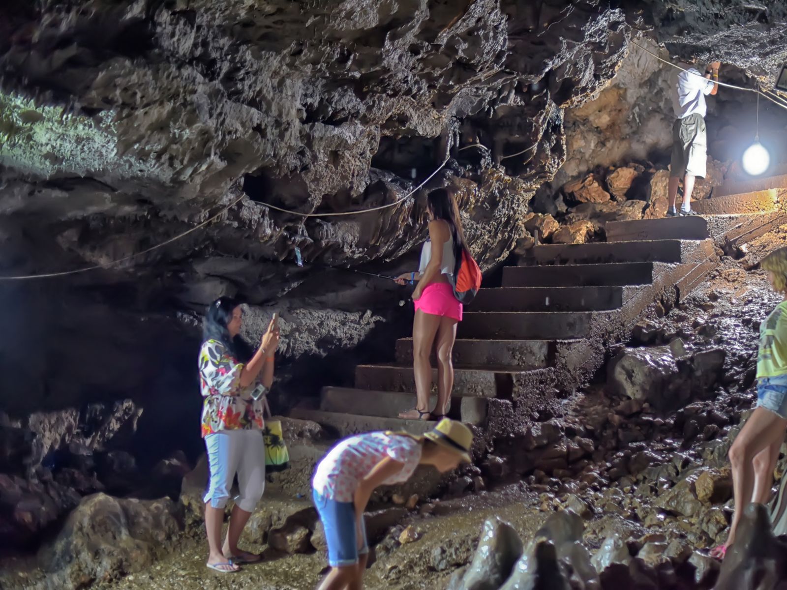 Пещера Ялан Дюнья («Мир лжи»)