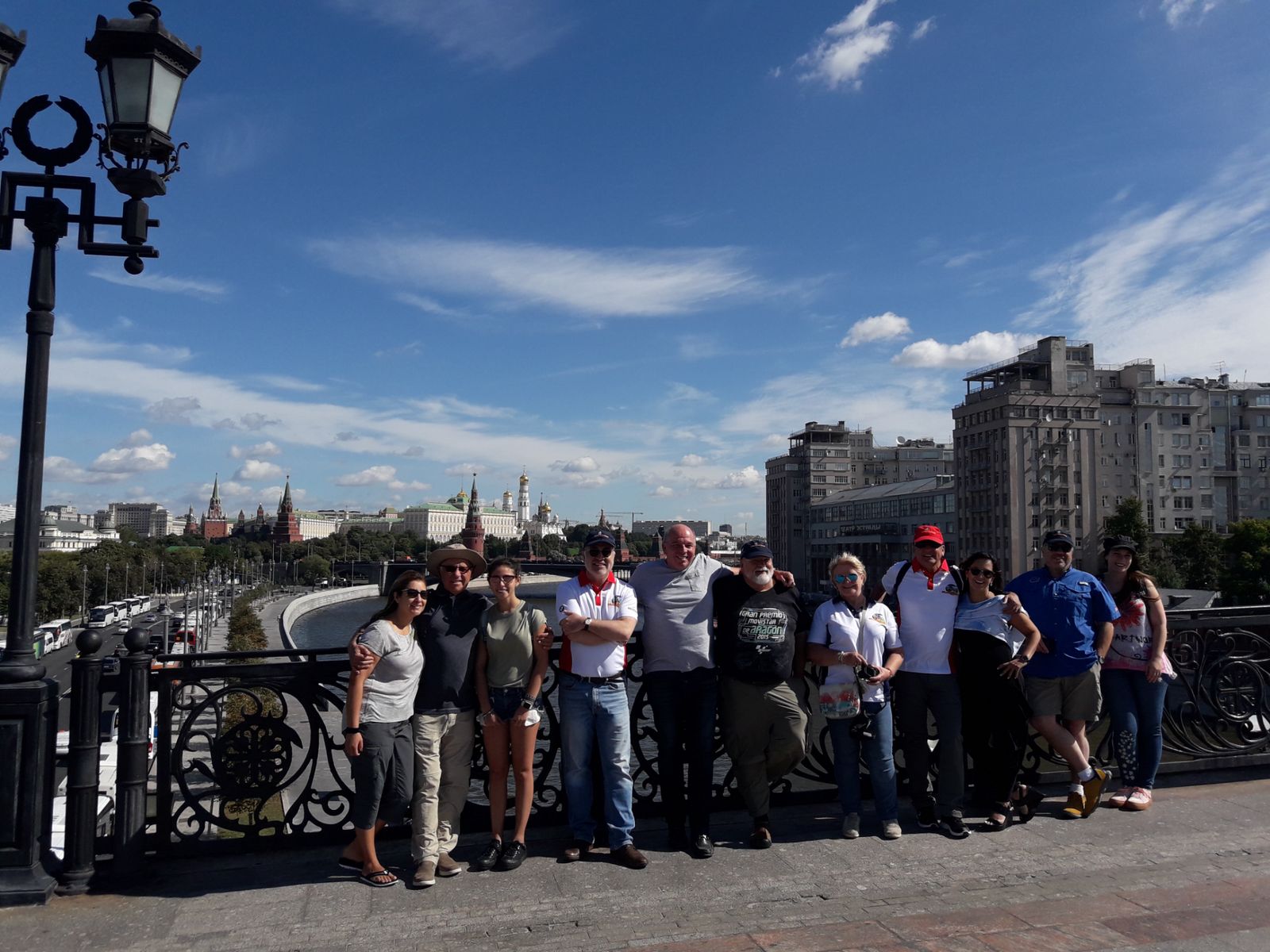 У Храма Христа Спасителя виды с Патриаршего моста на архитектурный ансамбль Московского кремля с соборами и дворцами