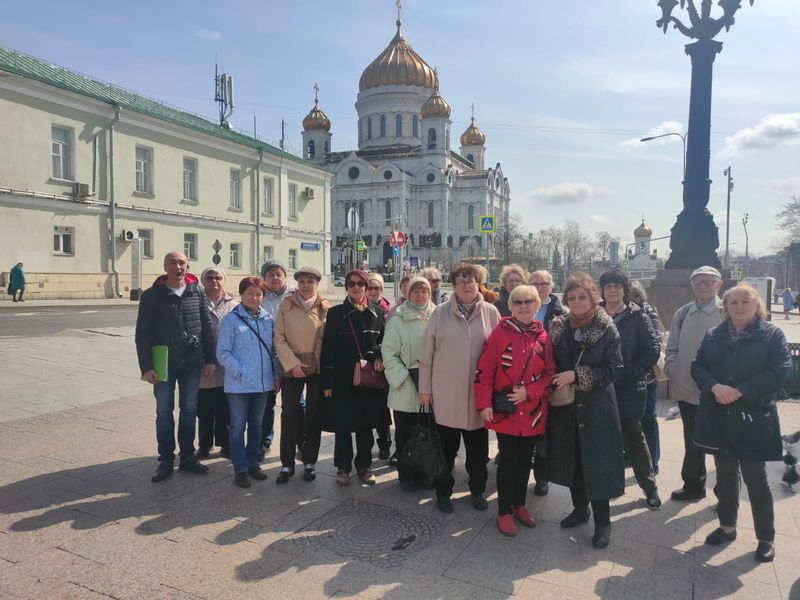 На площади Пречистенские Ворота перед парадным фасадом Храма Христа Спасителя в Москве.