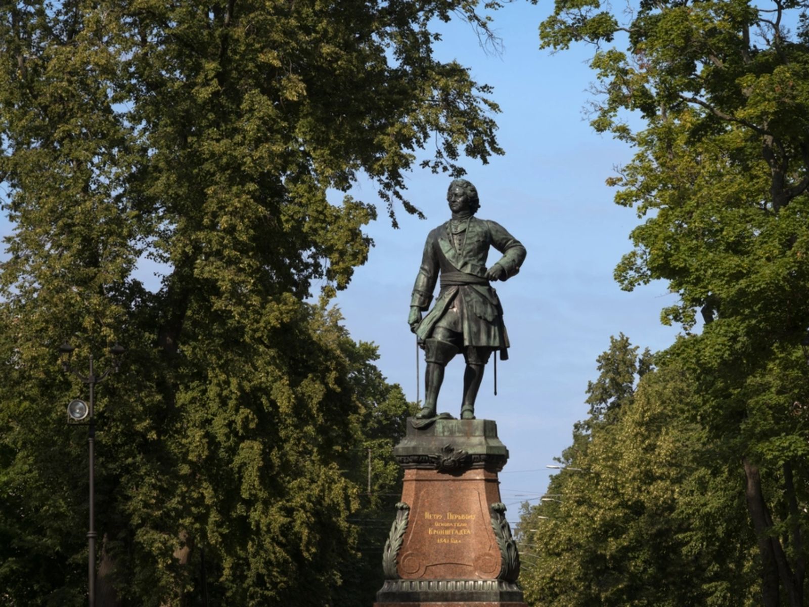 Памятник Петру