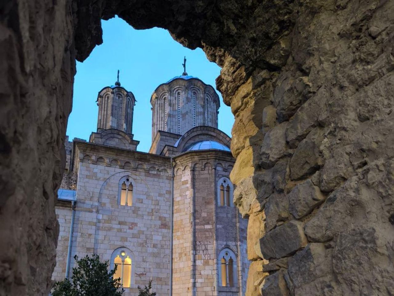 Экскурсия к Манасии, водопаду Велики Бук и к Ресавской пещере - индивидуальная экскурсия в Белграде на машине гида длительностью 8 часов с количеством участников до 3 человек цена экскурсии 399€