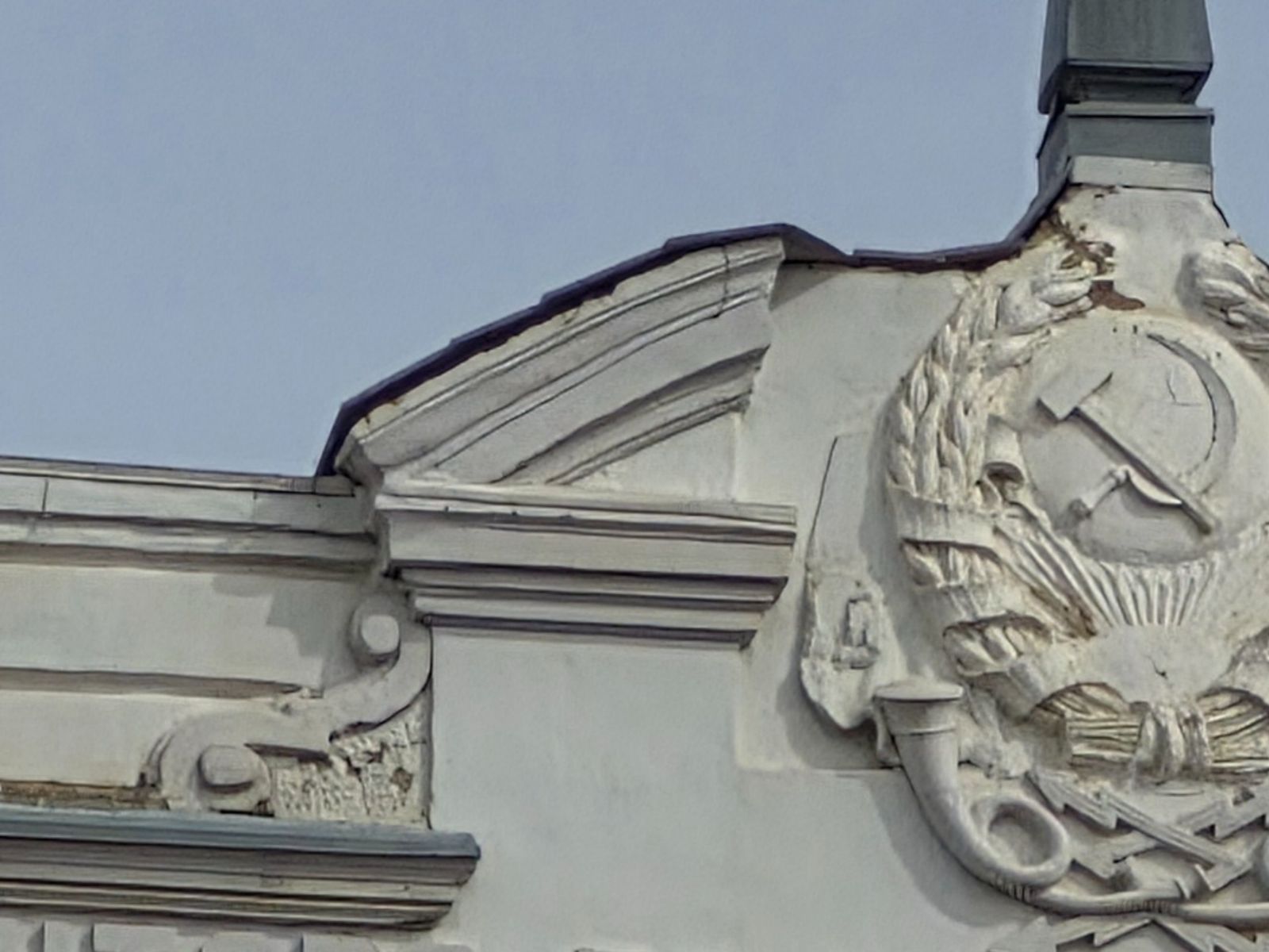 Герб на фронтоне почтово-телеграфной конторы (советский период)