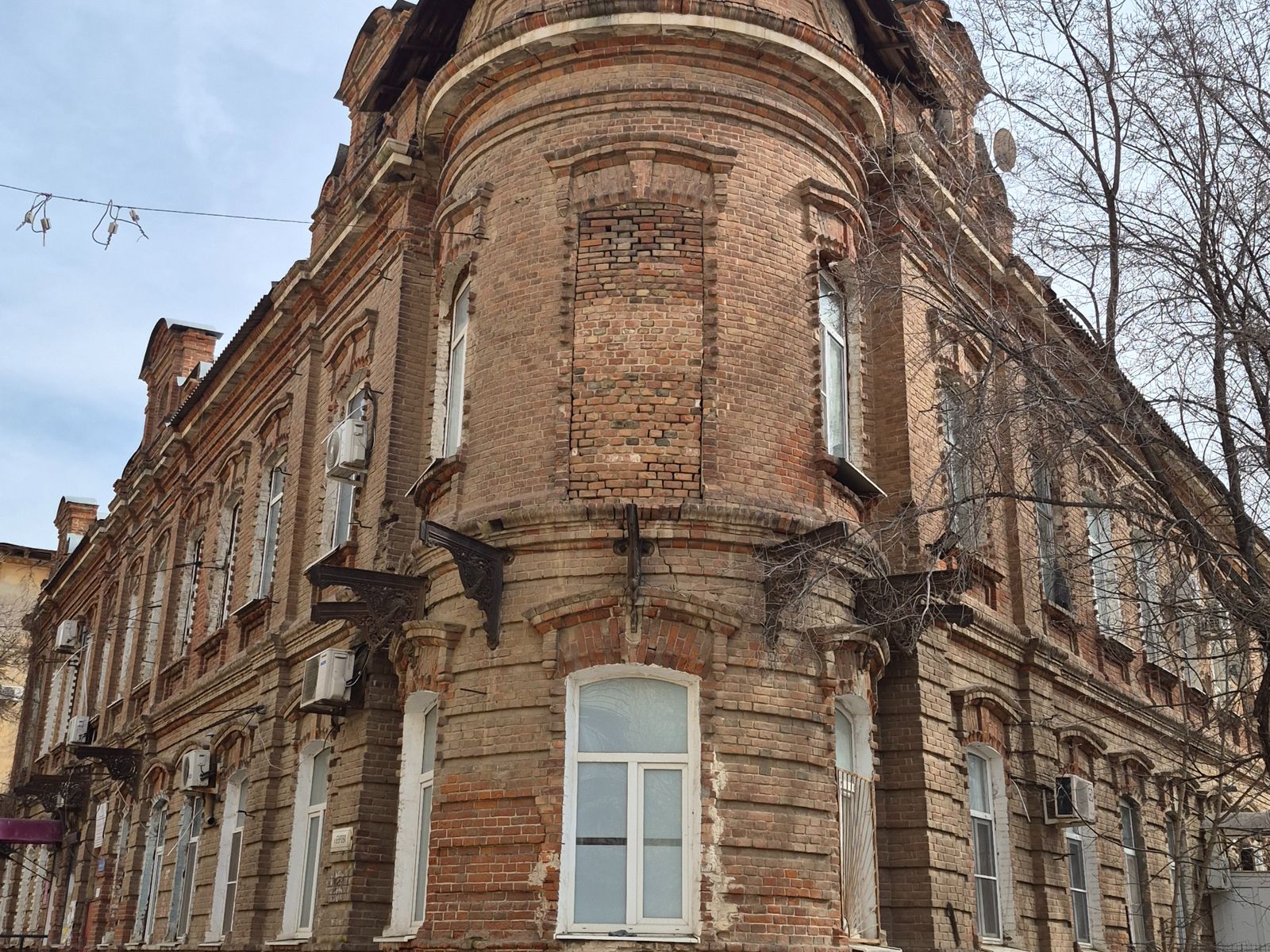 Дом, где до революции располагалось Петровское общество исследователей Астраханского края