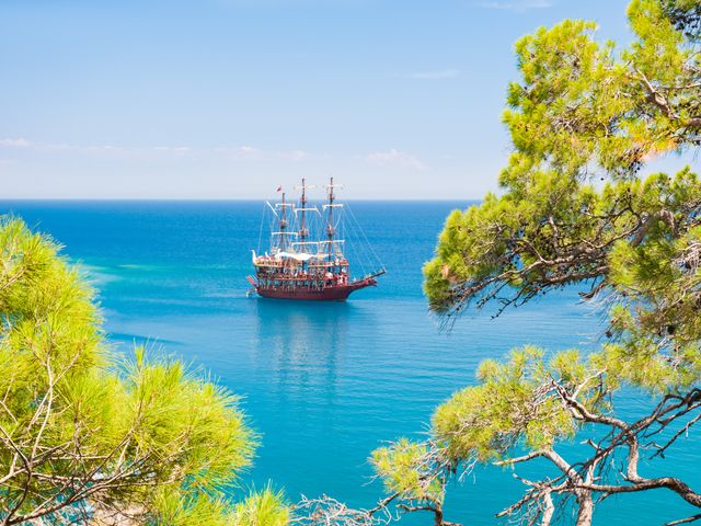 Групповая морская прогулка на пиратском корабле по бухтам Кемера